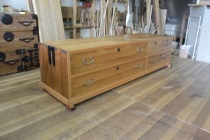下三中洋の総桐箪笥をローテレビボードに改造