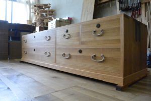 下三中洋の総桐箪笥をローテレビボードに改造
