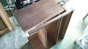 桐たんすの引出しを忍び錠付きの溜塗のポストに改造