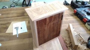 桐たんすの引出しを忍び錠付きの溜塗のポストに改造