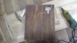 桐たんすの引出しを忍び錠付きの溜塗のポストに改造