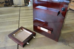 桐たんすの引出しを忍び錠付きの溜塗のポストに改造