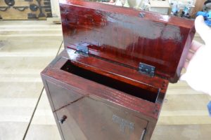 桐たんすの引出しを忍び錠付きの溜塗のポストに改造