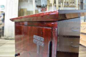 桐たんすの引出しを忍び錠付きの溜塗のポストに改造