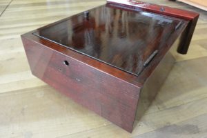 桐たんすの引出しを忍び錠付きの溜塗のポストに改造