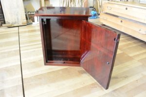 桐たんすの引出しを忍び錠付きの溜塗のポストに改造