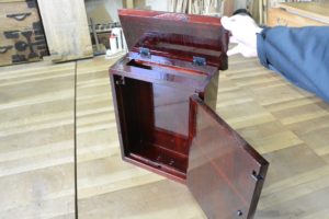 桐たんすの引出しを忍び錠付きの溜塗のポストに改造