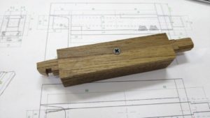 桐たんすの引出しを忍び錠付きの溜塗のポストに改造