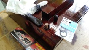 桐たんすの引出しを忍び錠付きの溜塗のポストに改造