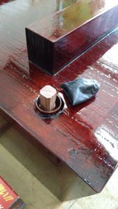 桐たんすの引出しを忍び錠付きの溜塗のポストに改造