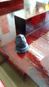 桐たんすの引出しを忍び錠付きの溜塗のポストに改造