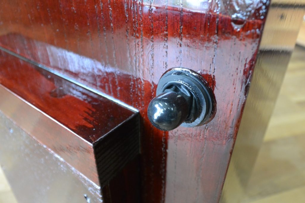 桐たんすの引出しを忍び錠付きの溜塗のポストに改造