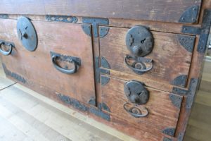 時代箪笥をソファとオットマンに改造