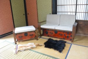 時代箪笥をソファとオットマンに改造