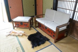 時代箪笥をソファとオットマンに改造