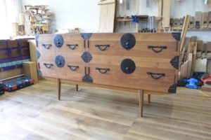 時代箪笥を四つ脚のワイドチェストにアレンジ