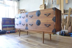 時代箪笥を四つ脚のワイドチェストにアレンジ