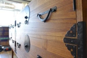 時代箪笥を四つ脚のワイドチェストにアレンジ