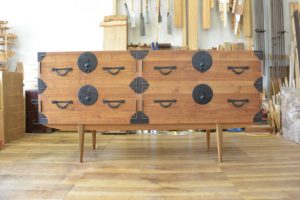 時代箪笥を四つ脚のワイドチェストにアレンジ