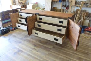 時代箪笥を四つ脚のワイドチェストにアレンジ