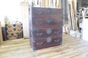 時代箪笥を四つ脚のワイドチェストにアレンジ