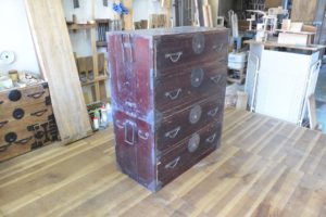 時代箪笥を四つ脚のワイドチェストにアレンジ