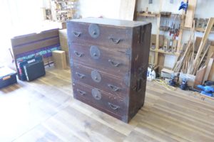 時代箪笥を四つ脚のワイドチェストにアレンジ